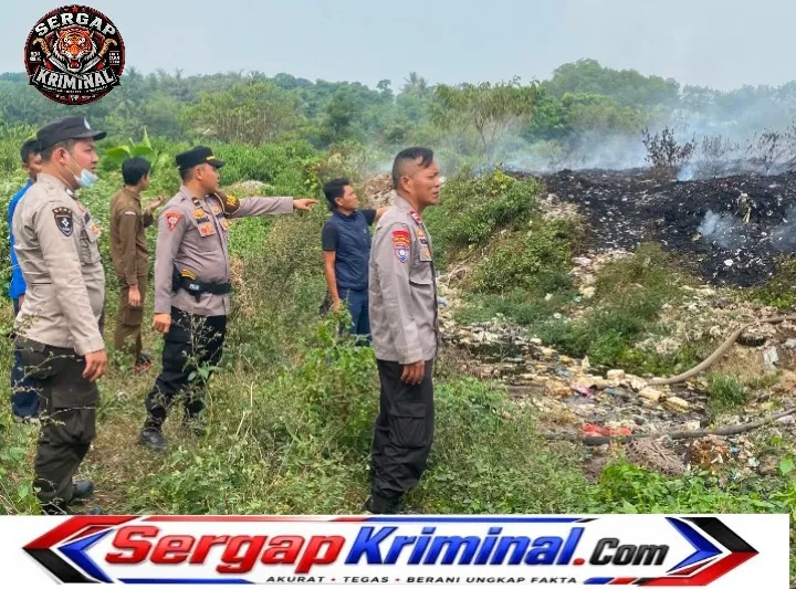 Cegah Api Meluas, Personel Polsek Maja Lakukan Pemadaman Kebakaran di TPSA Dengung