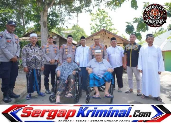 Kapolres Lhokseumawe Serahkan Kursi Roda kepada Dua Lansia di Pondok Pesantren Baitul Izzah