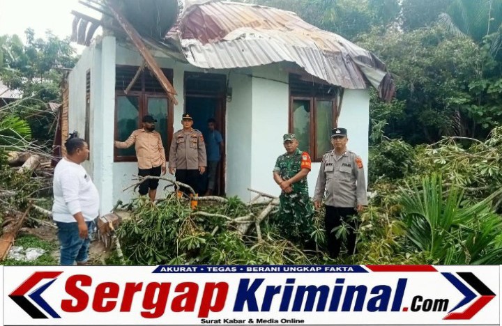 Pohon Tumbang Timpa Rumah Warga, Kapolsek Idi Rayeuk Turun Langsung Bergerak Bersama Masyarakat