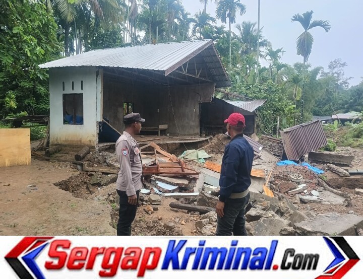 Rumah Warga di Sawang Rusak Akibat Luapan Sungai, Polsek Lakukan Monitoring dan Evakuasi