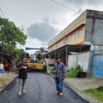 Aspal Jalan di Kawasan Pasar Bina Usaha Tuntas di Bangun Pemkab Aceh Barat
